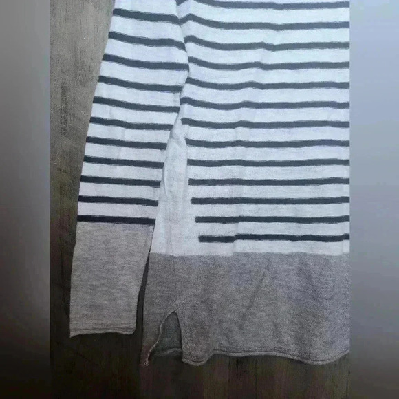 Vince Women's Lightweight Striped Knit Long Sleeve Shirt XS - Picture 5 of 9